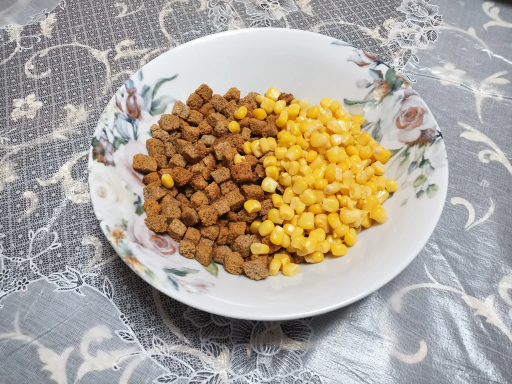 Салат с кириешками