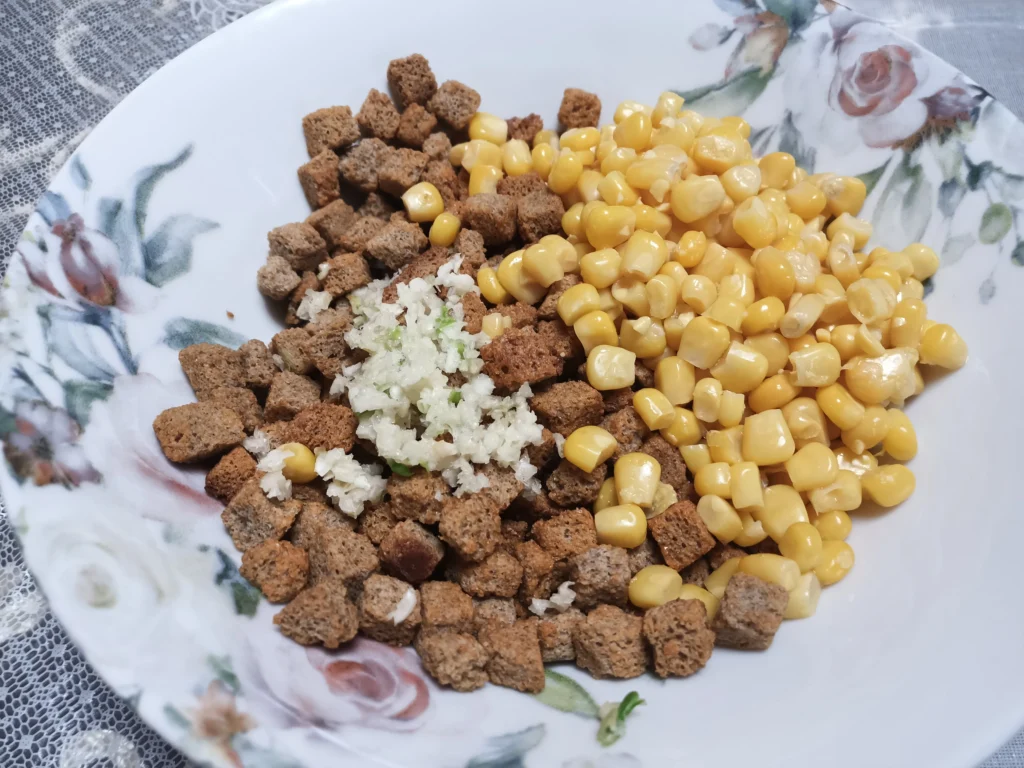 Салат с кириешками 