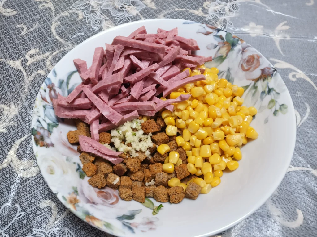 Салат с кириешками 