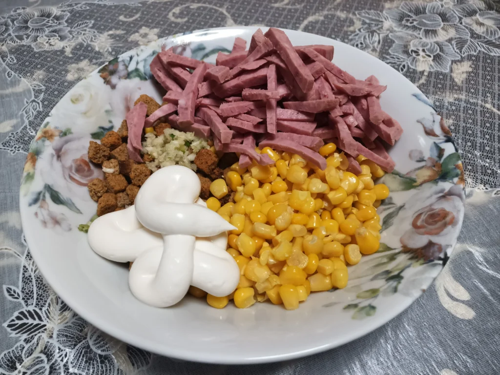 Салат с кириешками 